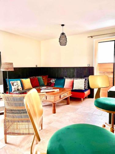un salon avec un canapé et une table dans l'établissement La Grande Ourse, à Saint-Pierre-de-Varennes