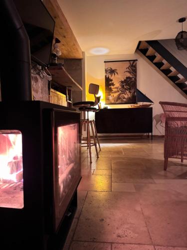 un salon avec une télévision et une cheminée dans l'établissement La Grande Ourse, à Saint-Pierre-de-Varennes