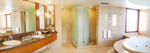 Ванная комната в Crown Hotel