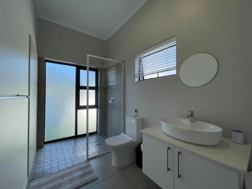 Ένα μπάνιο στο Luxury Paradise Getaway Pool & Wi-Fi