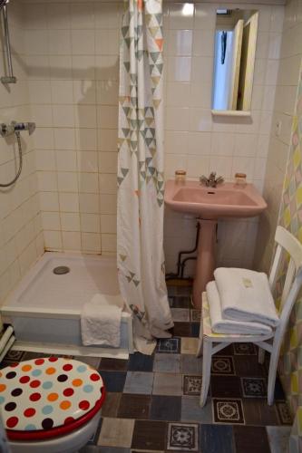 une salle de bain avec un lavabo, une baignoire et des toilettes dans l'établissement studio balcon toulouse gare, à Toulouse