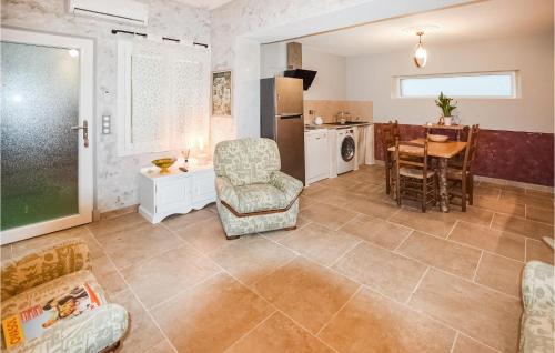 Η κουζίνα ή μικρή κουζίνα στο Nice Home In Vacqueyras