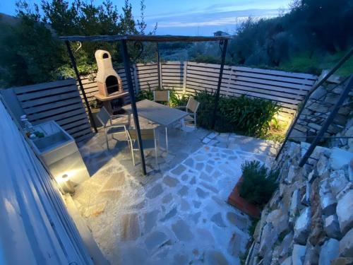 patio con altalena e tavolo di Country Cottage Relax a Vasia