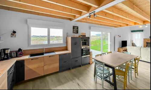 une cuisine avec une table et une salle à manger dans l'établissement Maison de charme 5 min de la plage, à Saint-Hilaire-de-Riez