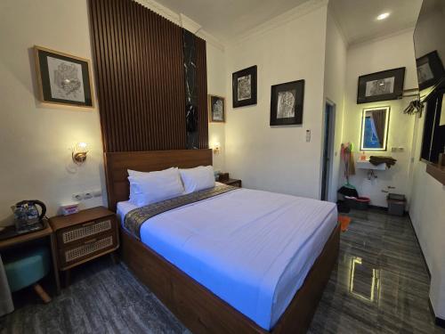 a bedroom with a large bed in a room at Villa Garden Grove in Sajen