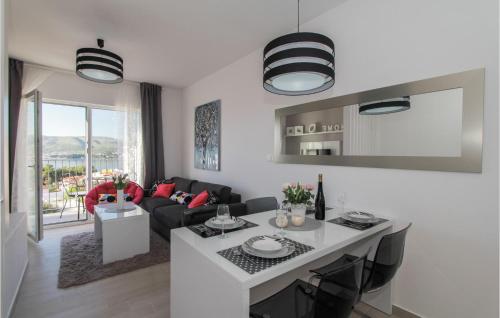 Gorgeous Apartment In Okrug Gornji