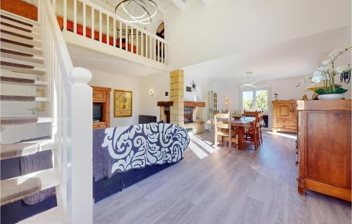 un salon avec un lit et une salle à manger dans l'établissement Lovely Home In Saint-Maurice-Sur-Eygu, à Saint-Maurice-sur-Eygues