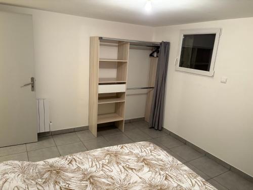 une pièce vide avec un placard et une fenêtre dans l'établissement T2 pour 5 personnes 1 chambre, à Satolas-et-Bonce