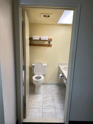 Ένα μπάνιο στο Executive Inn & Suites Prescott