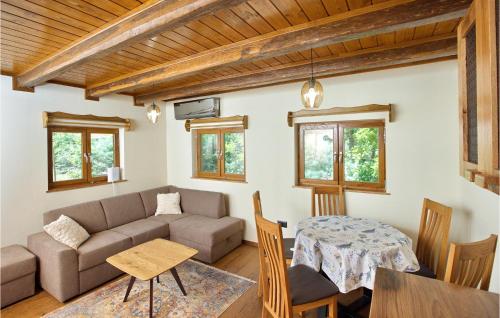 Χώρος καθιστικού στο Amazing Home In Gustelnica With Sauna