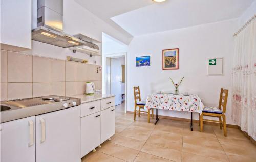 Kuchyňa alebo kuchynka v ubytovaní Stunning Apartment In Hvar With Wifi