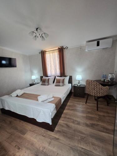 Ένα ή περισσότερα κρεβάτια σε δωμάτιο στο Shukran hotel