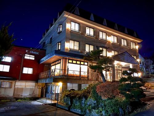 a large building with lights on at night at 戸狩野沢スノーパークプラザSnow Park Plaza in Iiyama