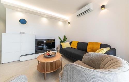 3 Bedroom Beach Front Apartment In Kastel Novi