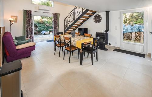 a dining room with a table and chairs at Lovely Home In Villes-Sur-Auzon in Villes-sur-Auzon