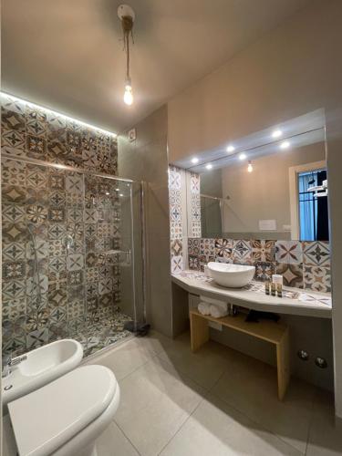 Ένα μπάνιο στο D'Angiò Rooms-Manfredi Homes&Villas