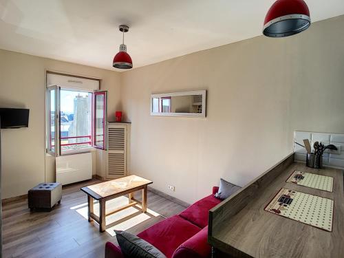 un salon avec un canapé rouge et une table dans l'établissement Studio 150m Plage du Plat Gousset, à Granville