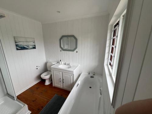 Ένα μπάνιο στο Birdsong Your Brenton-on-Sea home-away-from-home