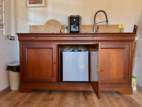 Il comprend une cuisine équipée d'un évier et d'un réfrigérateur. dans l'établissement La Forge Tranquille, à Heudreville-sur-Eure