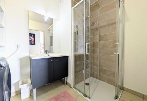 une salle de bain avec douche et lavabo dans l'établissement Appartement la Belle vue - Double parking privé, à Fréjus