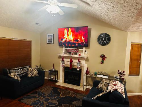 Riverside Escape King Suite, and Queen Suite.にあるテレビまたはエンターテインメントセンター