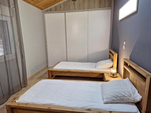 deux lits jumeaux dans une chambre avec fenêtre dans l'établissement Maison avec piscine 10 personnes, à Chambajour