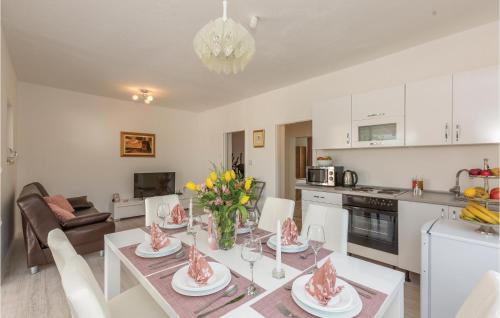 Kuchyňa alebo kuchynka v ubytovaní Two-Bedroom Apartment In Metkovic