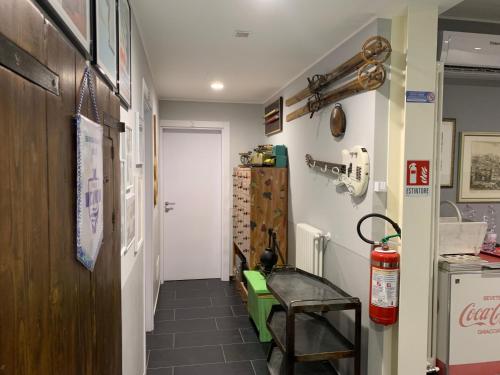 a hallway with a door and a chair in a room at Bed & Breakfast Indi Thelar in Villa Guardia