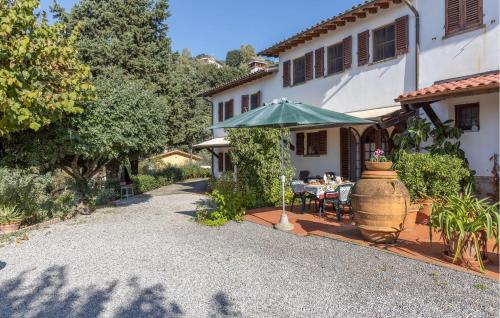 A garden outside 3 Bedroom Stunning Home In Uzzano Pt
