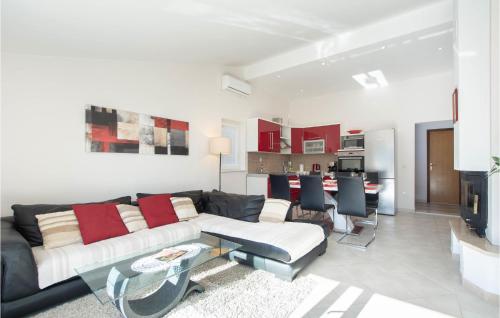 Dapur atau dapur kecil di Three-Bedroom Apartment In Ostrvica