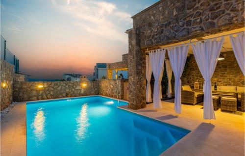 willa z basenem nocą w obiekcie 3 Bedroom Cozy Home In Krk w Krku