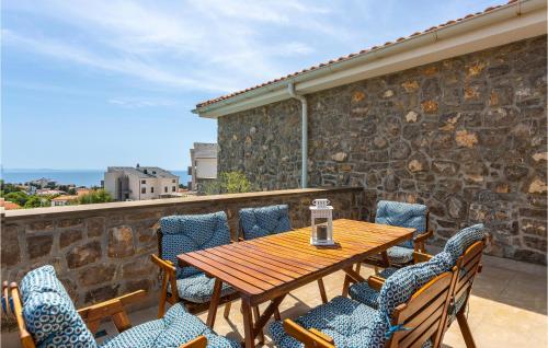 drewniany stół i krzesła na balkonie w obiekcie 3 Bedroom Cozy Home In Krk w Krku