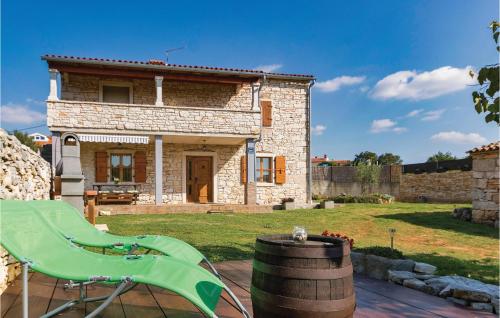 2 Bedroom Stunning Apartment In Fazana