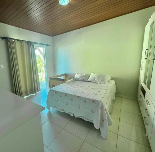 Ένα ή περισσότερα κρεβάτια σε δωμάτιο στο Linda Casa Na Barro Do Jacúipe