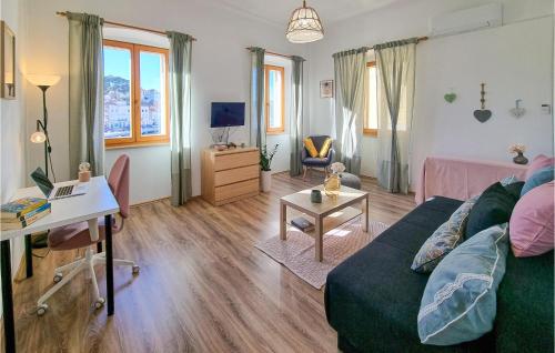 Televízia a/alebo spoločenská miestnosť v ubytovaní Nice Apartment In Mali Losinj With Wifi