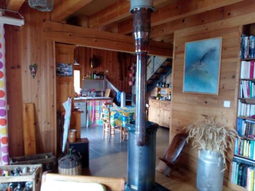 - un salon avec un poêle à bois dans une cabine dans l'établissement chalet à Puy Sanieres avec vue sur le lac de Serre Ponçon, à Puy-Sanières
