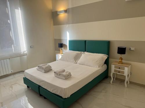 una camera da letto con un letto con due asciugamani sopra di Roma Palace Suite a Roma