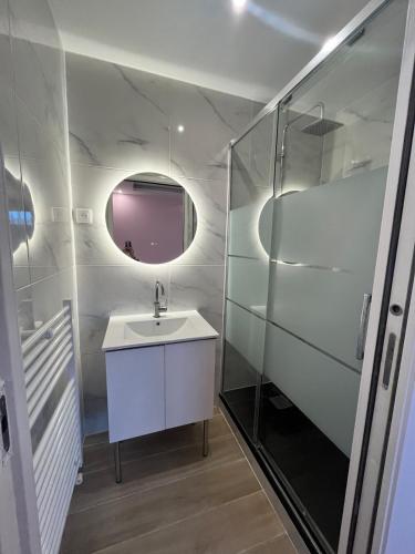 une salle de bain blanche avec un lavabo et une douche dans l'établissement Luxury villa, 4 suites with bathroom, near Geneva, à Saint-Julien-en-Genevois