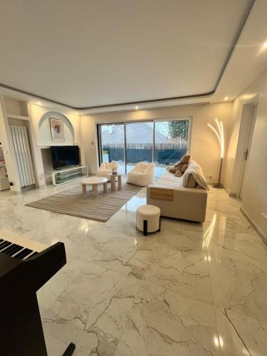 - un salon avec un canapé et un piano dans l'établissement Luxury villa, 4 suites with bathroom, near Geneva, à Saint-Julien-en-Genevois