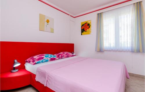 Ένα ή περισσότερα κρεβάτια σε δωμάτιο στο Cozy Apartment In Slano With Kitchen