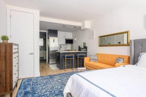 Katil atau katil-katil dalam bilik di 1597-3 Studio Upper East Side Apt W&D in unit