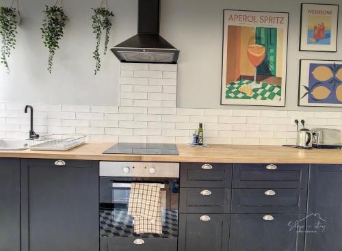 une cuisine avec une cuisinière et un comptoir dans l'établissement 2 bedrooms apartment - Perfect for a city getaway, à Carcassonne