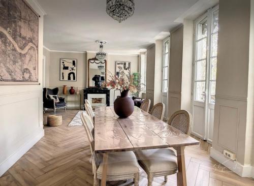 une salle à manger avec une table avec un vase dessus dans l'établissement 2 bedrooms apartment - Perfect for a city getaway, à Carcassonne