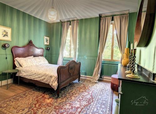 - une chambre avec un lit, des murs verts et des fenêtres dans l'établissement 2 bedrooms apartment - Perfect for a city getaway, à Carcassonne