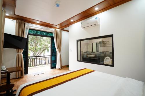 a bedroom with a bed and a balcony at Thach's Homestay Tam Coc in Vũ Lâm