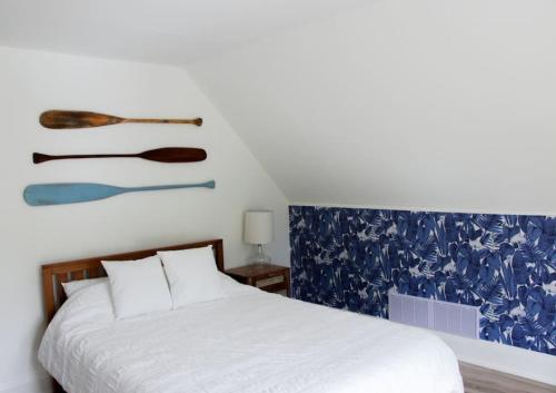 ベルビルにあるGuest Suite w Ensuite Waterfrontのベッドと壁に絵が飾られた寝室