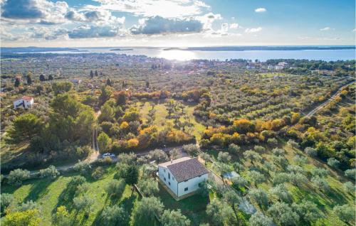 una vista aerea di una casa su una collina con alberi di Nice Home In Fazana With Wifi a Fažana