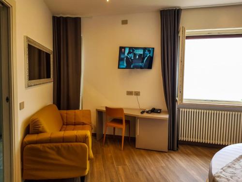 Una televisión o centro de entretenimiento en Hotel Pace