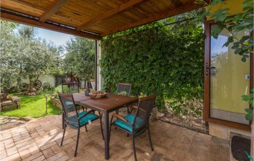 Nice Apartment In Jadreski With Wifi