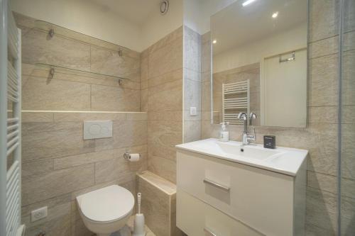 une salle de bain avec un lavabo, des toilettes et un miroir dans l'établissement FRGK 